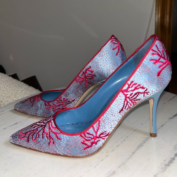 Unworn Manolo Blahnik Berola 38.5 Blue Satin Red Coral Pumps w/ Box - Picture 1 of 10